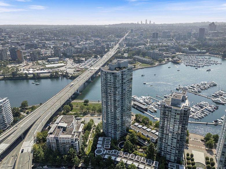 1901 1033 Marinaside Crescent