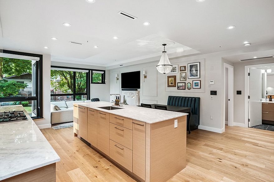 201 3669 W 11th Avenue