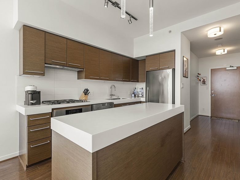 1206 2770 Sophia Street