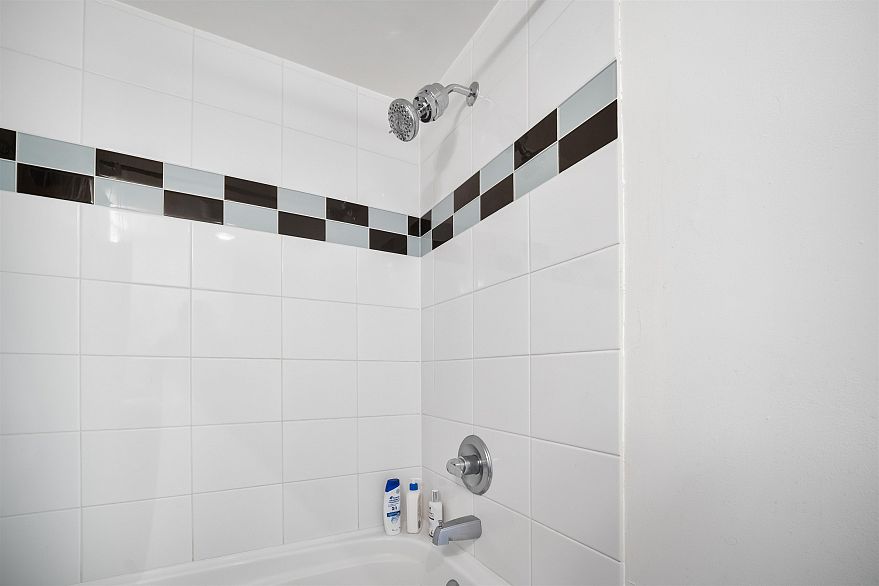 1702 1330 Harwood Street