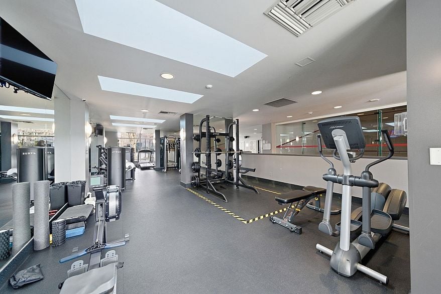 1807 583 Beach Crescent