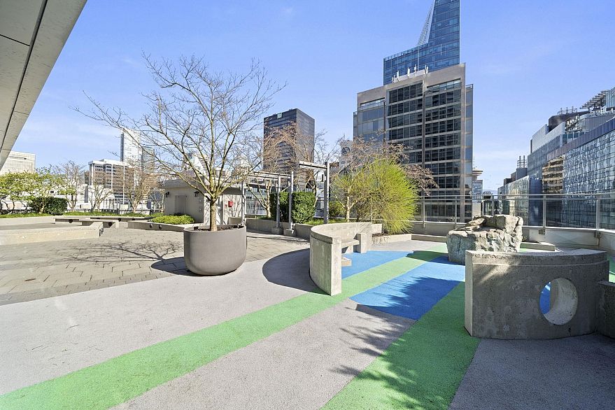 910 833 Seymour Street