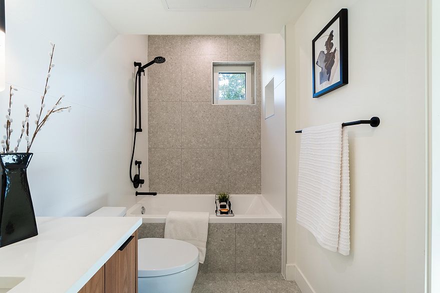 121 1552 E 3rd Avenue