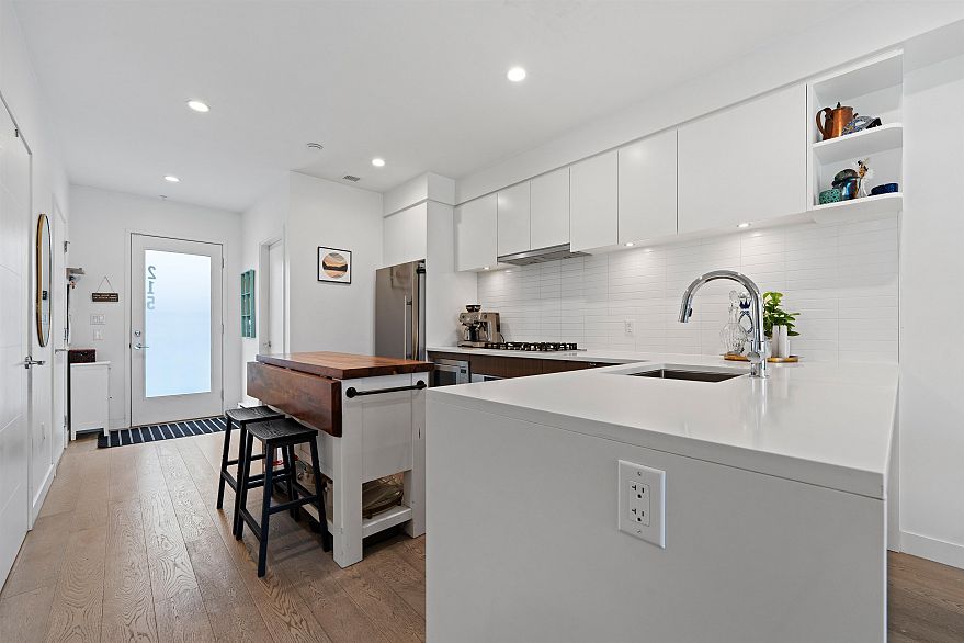 215 311 E 16th Avenue