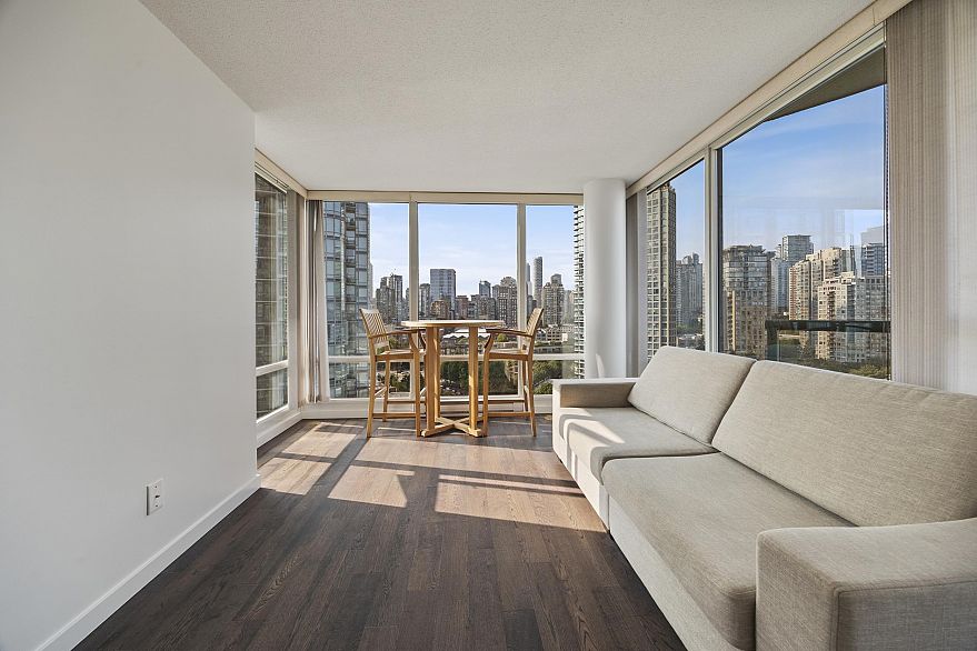 1901 1033 Marinaside Crescent