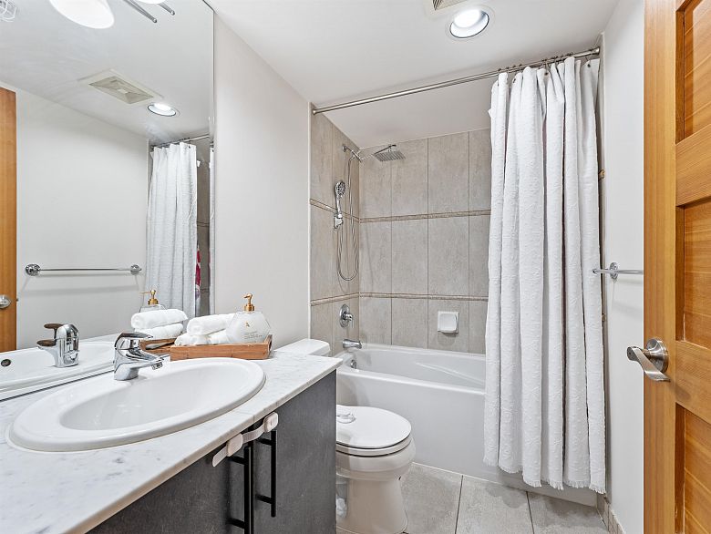 306 1328 W Pender Street