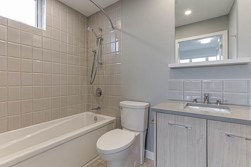 206 4933 Clarendon Street