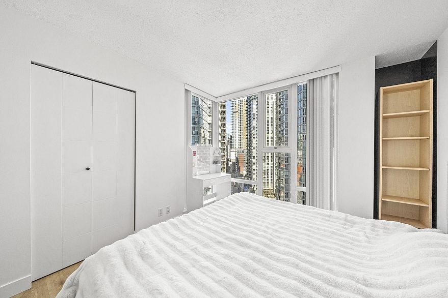 1807 583 Beach Crescent