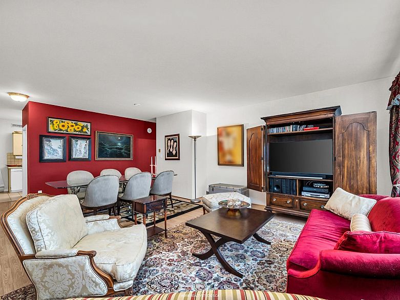 302 1311 Beach Avenue