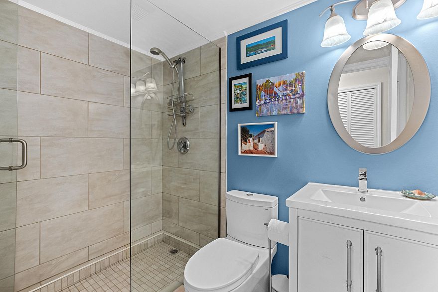 105 1125 Gilford Street