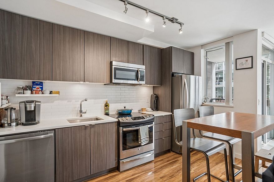 206 289 E 6th Avenue