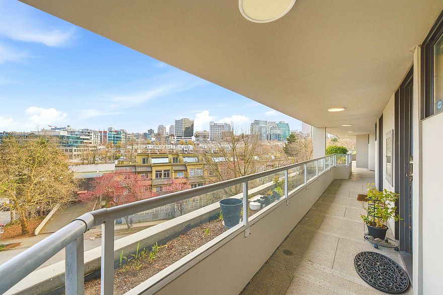 533 666 Leg In Boot Square