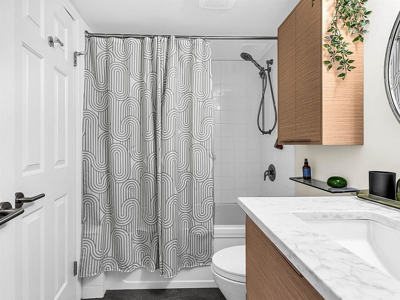 206 1963 W 3rd Avenue