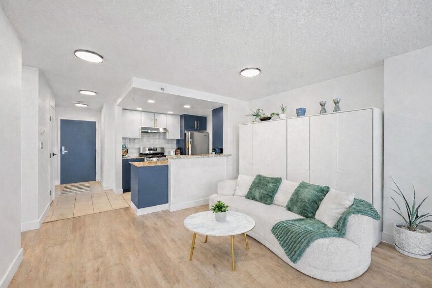 1807 583 Beach Crescent