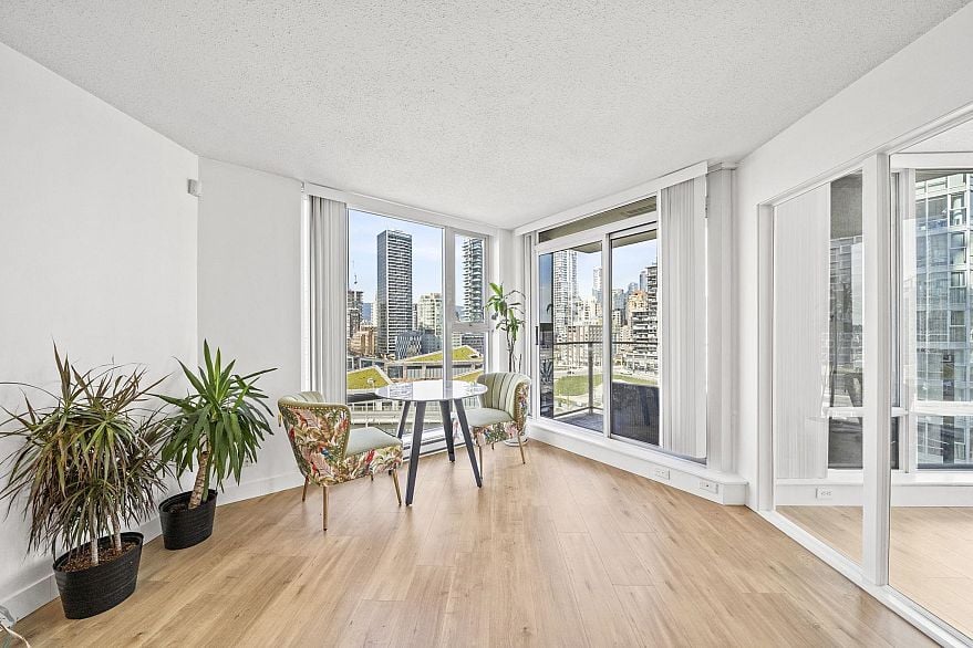 1807 583 Beach Crescent