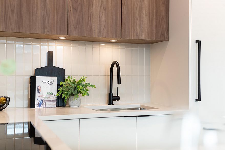 121 1552 E 3rd Avenue