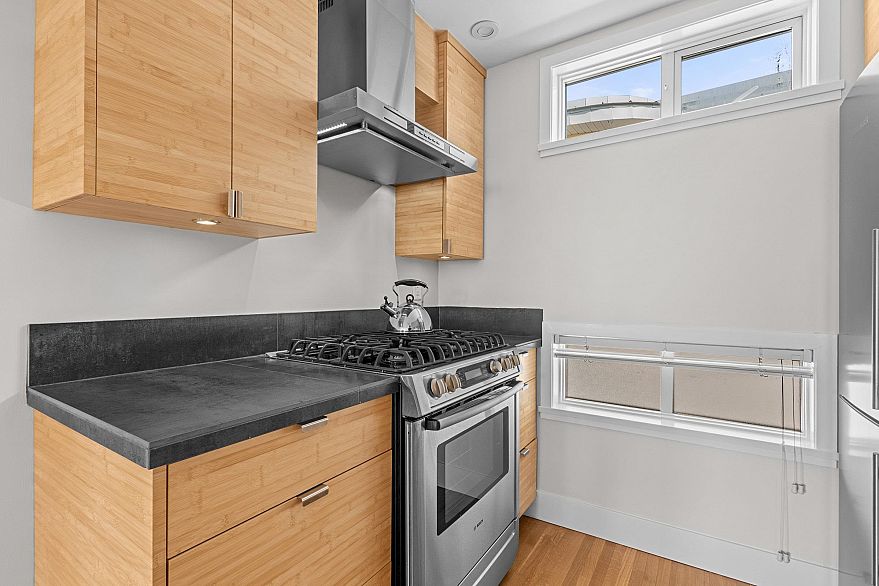 302 2215 Mcgill Street