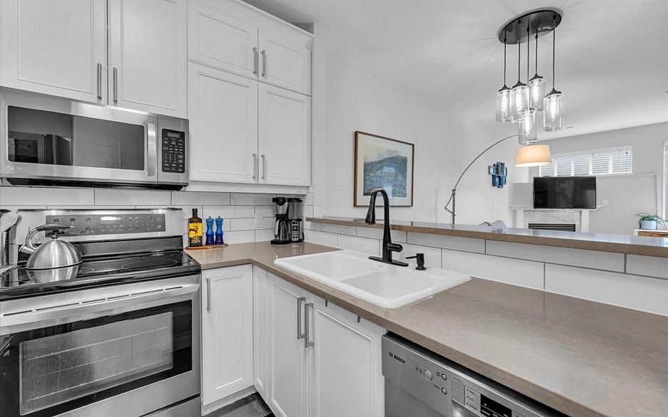 303 2525 Quebec Street