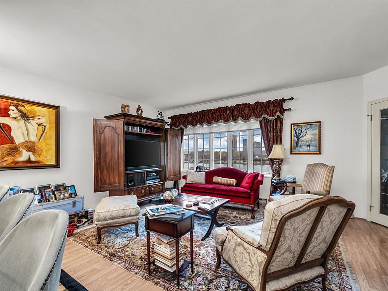 302 1311 Beach Avenue