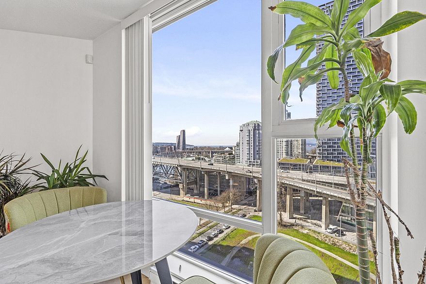 1807 583 Beach Crescent