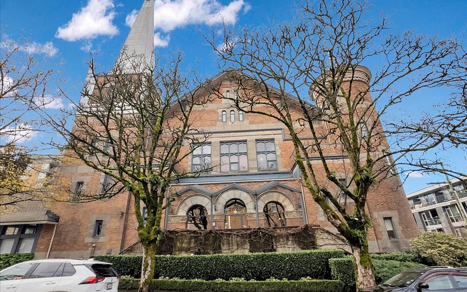 303 2525 Quebec Street