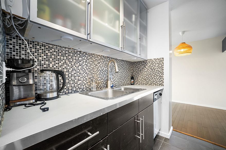 1702 1330 Harwood Street