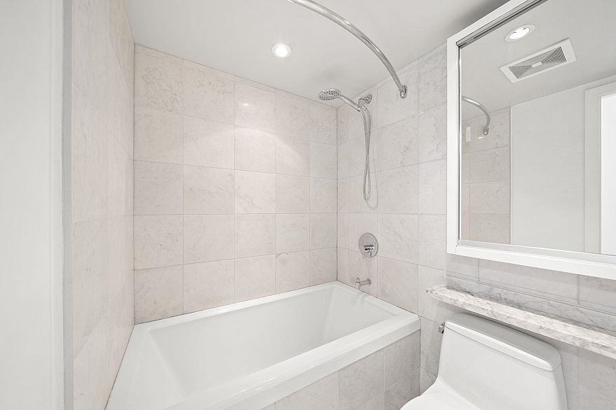 910 833 Seymour Street