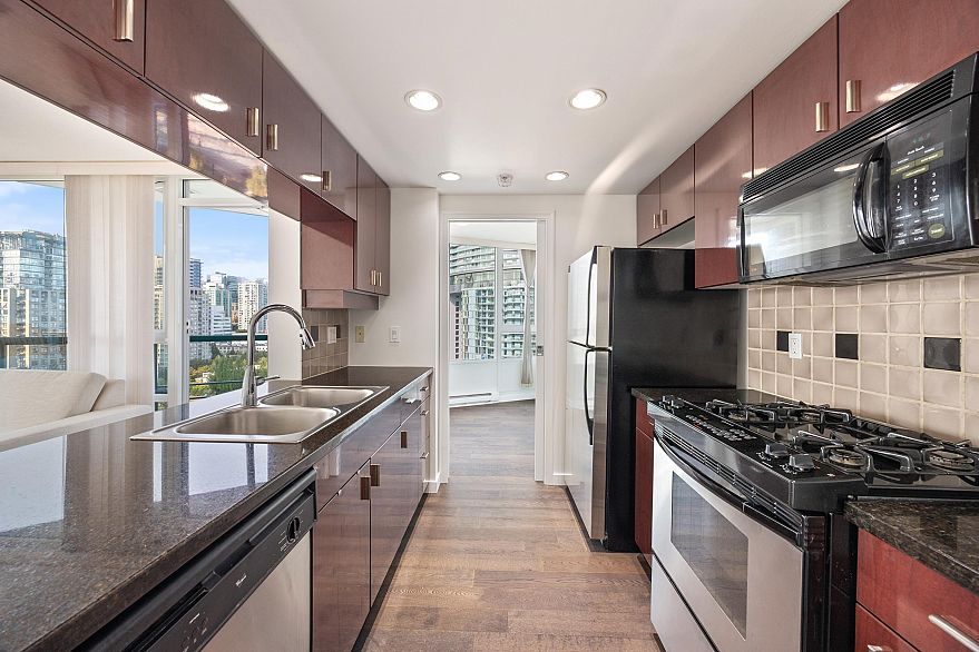 1901 1033 Marinaside Crescent