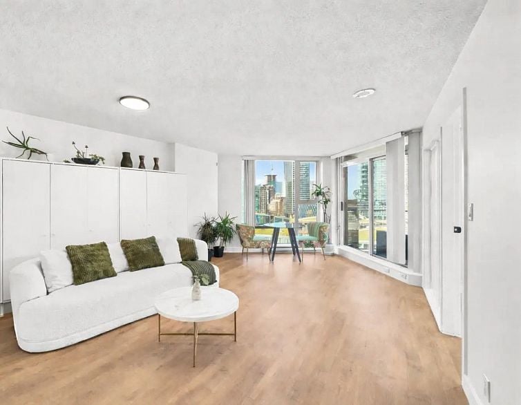 1807 583 Beach Crescent