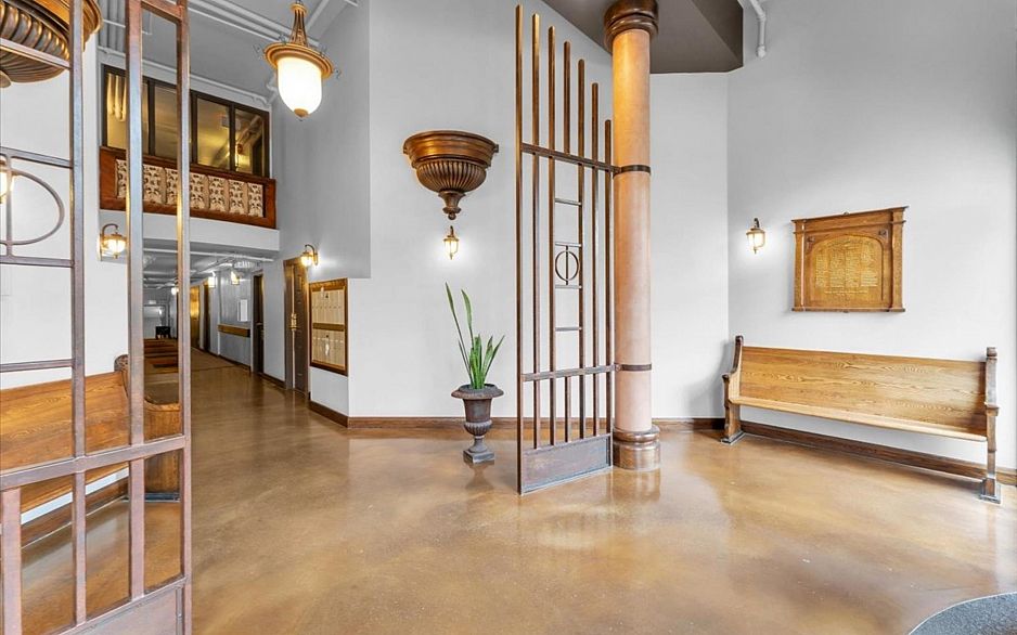 303 2525 Quebec Street