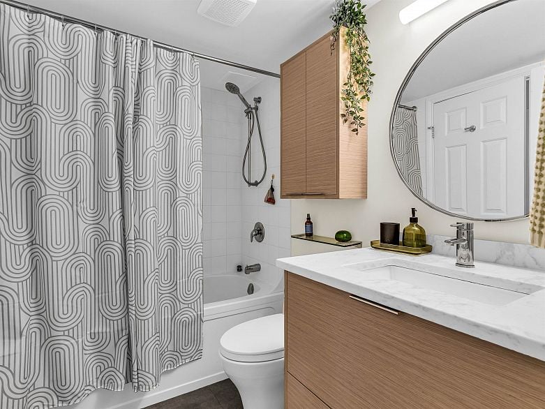 206 1963 W 3rd Avenue