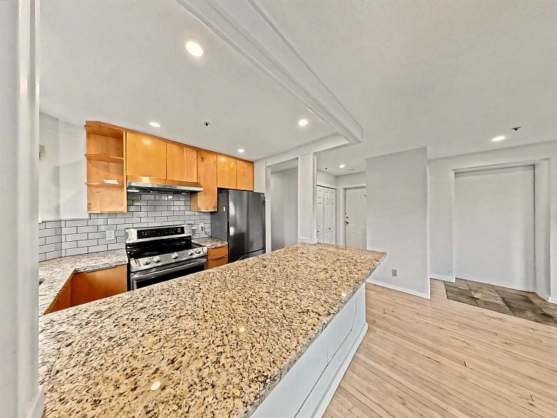 201 1868 W 8th Avenue