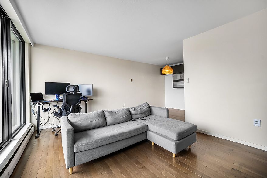 1702 1330 Harwood Street