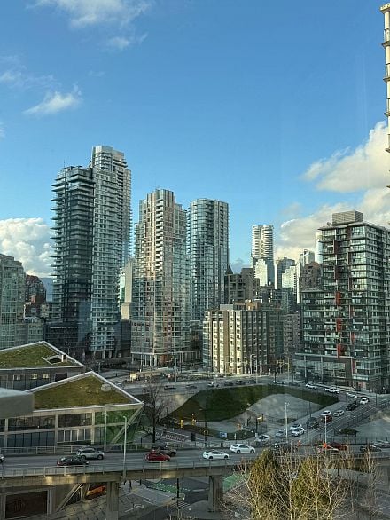 1807 583 Beach Crescent