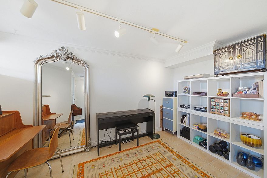 533 666 Leg In Boot Square