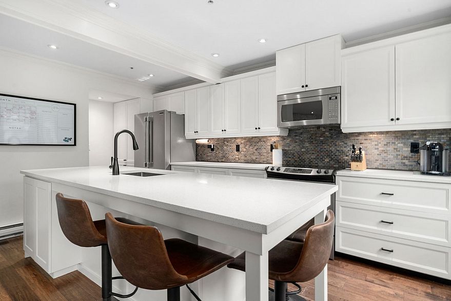 202 1106 W 11th Avenue