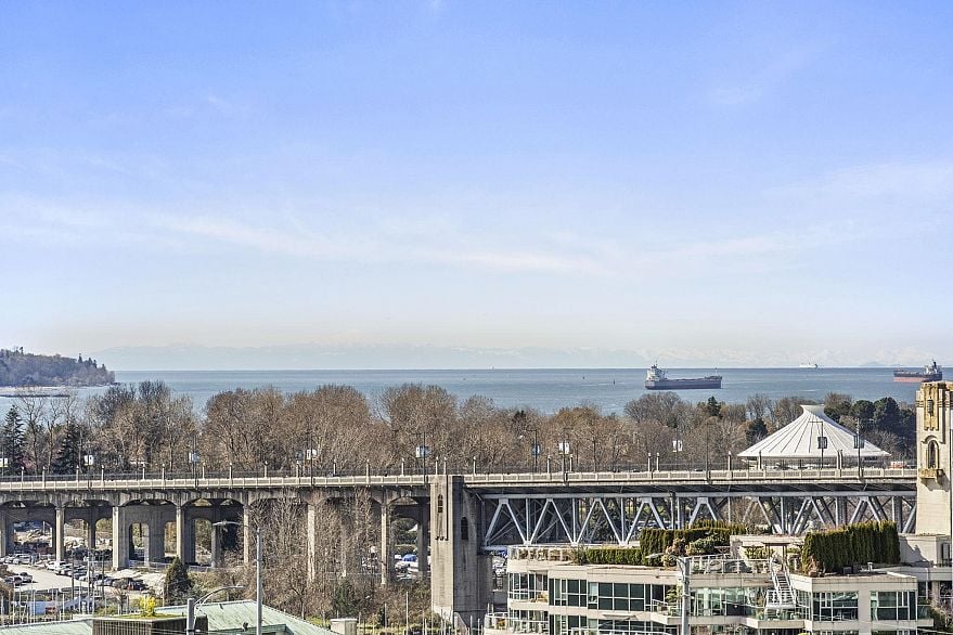 1807 583 Beach Crescent