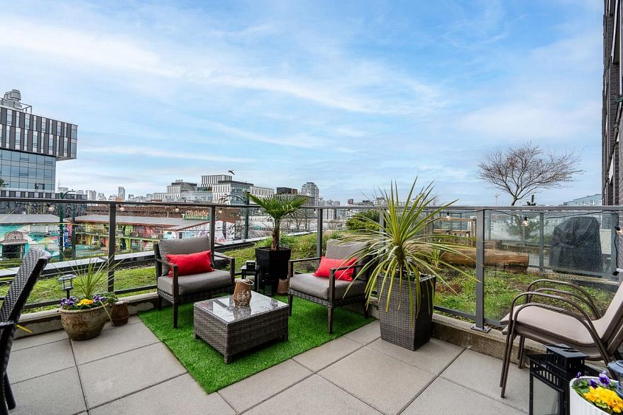 404 210 E 5th Avenue