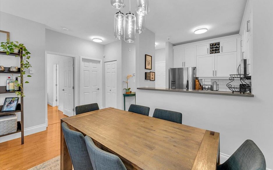 303 2525 Quebec Street