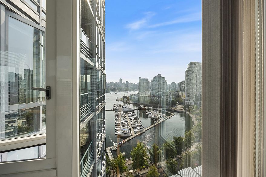 1901 1033 Marinaside Crescent