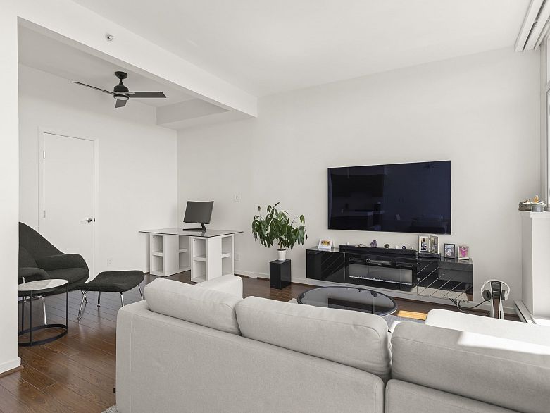 1206 2770 Sophia Street