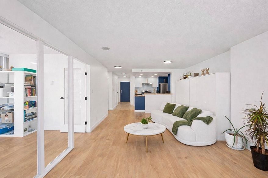 1807 583 Beach Crescent