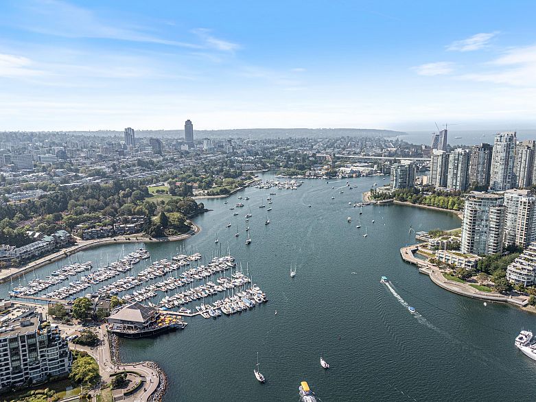 1901 1033 Marinaside Crescent