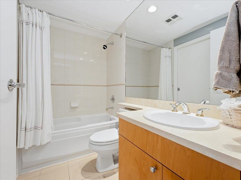 202 1790 Bayshore Drive