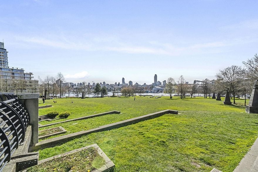 1807 583 Beach Crescent