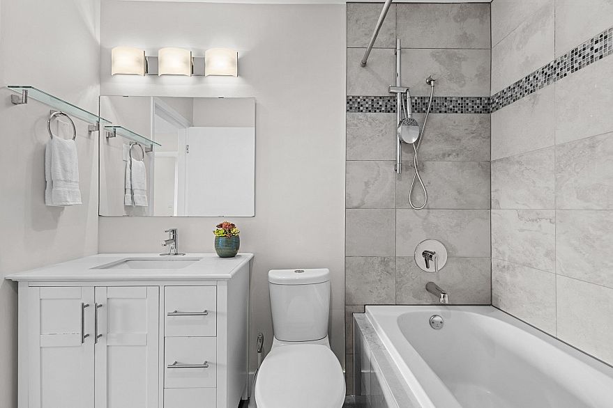 302 2215 Mcgill Street