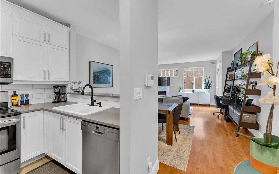 303 2525 Quebec Street