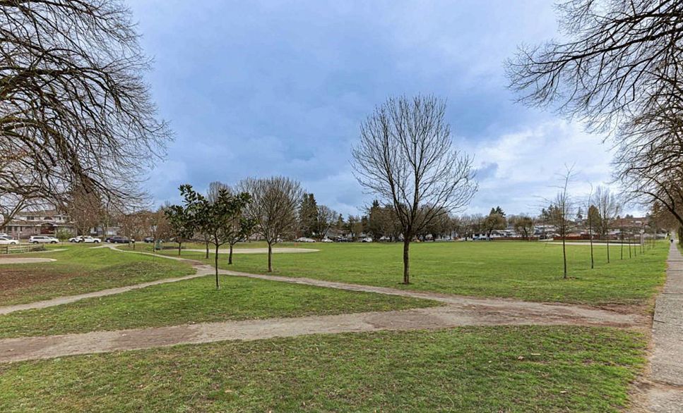 206 4933 Clarendon Street