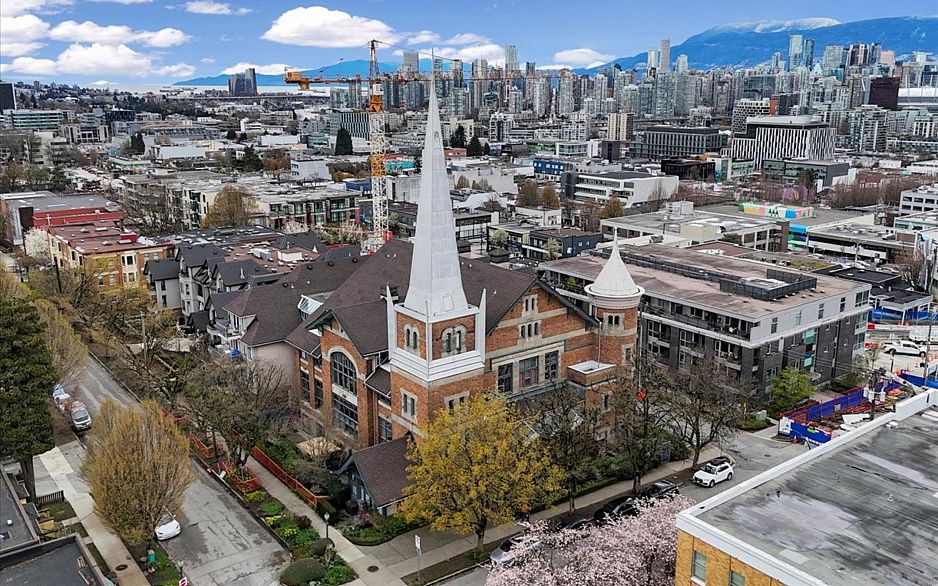 303 2525 Quebec Street