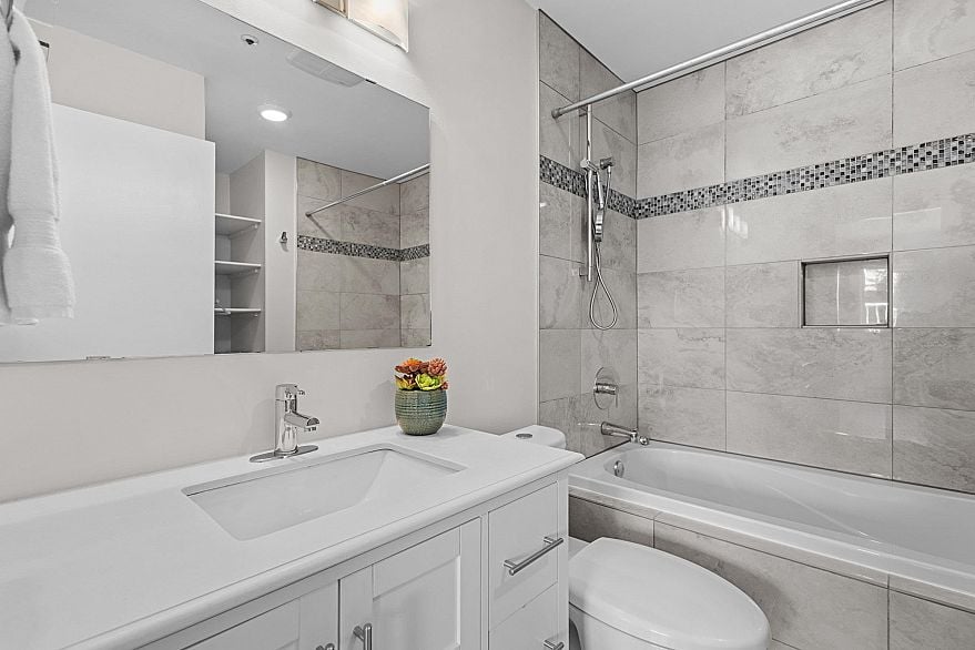 302 2215 Mcgill Street